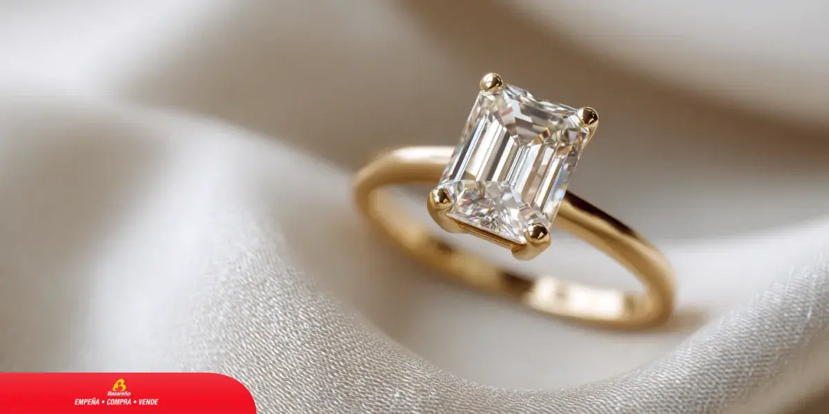 un anillo con joya del corte esmeralda